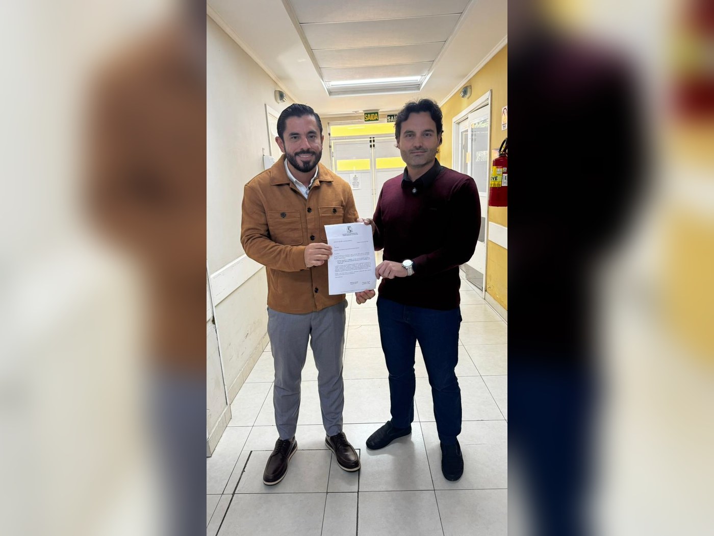 Marcelo Bagé entregando documento de emenda parlamentar